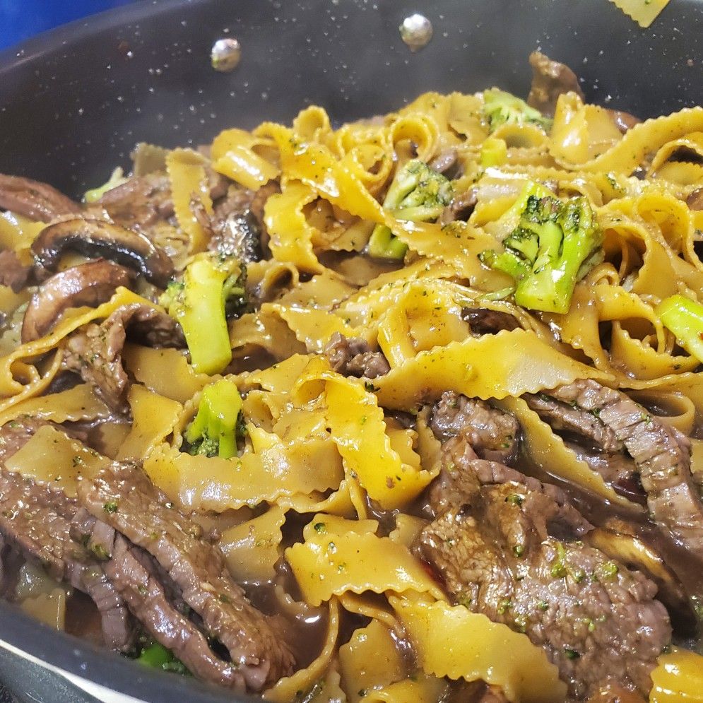 GARLIC BEEF AND BROCCOLI NOODLES Skinny Daily Recipes
