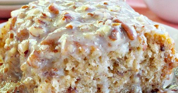 SOUTHERN PECAN PRALINE SHEET CAKE - Skinny Daily Recipes