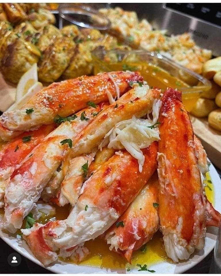 BAKED CRAB LEGS IN BUTTER SAUCE - Skinny Daily Recipes