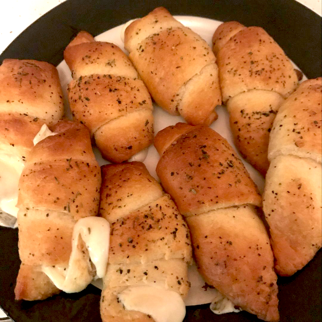 These Cheesy Garlic Crescent Rolls Will Have You Drooling Skinny
