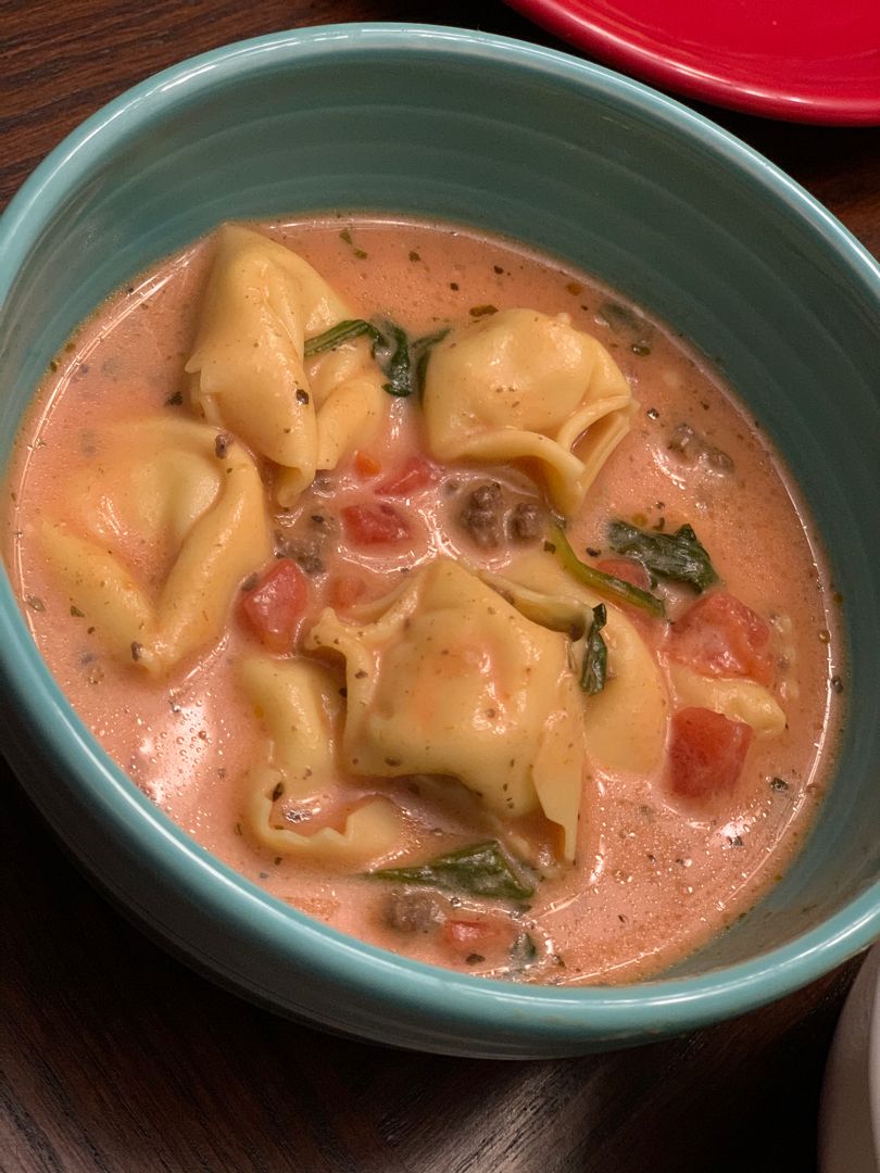 SLOW COOKER TOMATO TORTELLINI SOUP - Skinny Daily Recipes